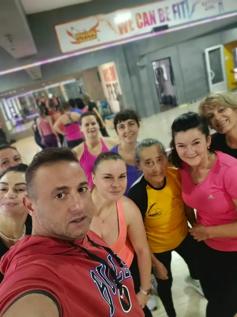 Gusti Moldovan cu membrii Retro Gym